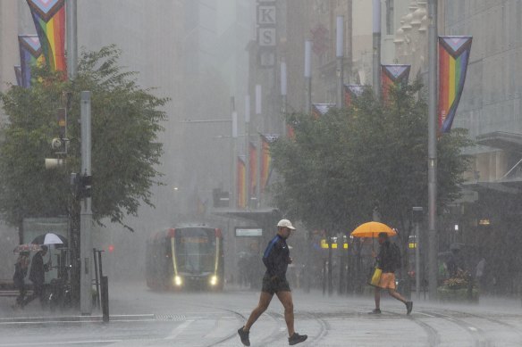 Thunderstorms have eased in Sydney but the wet weather is expected to continue for the rest of the week.