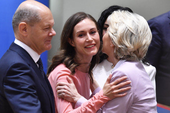 Președintele Comisiei Europene, Ursula von der Leyen (r) îi salută pe Marin și pe cancelarul german Olaf Scholz la un summit de la Bruxelles, în iunie.