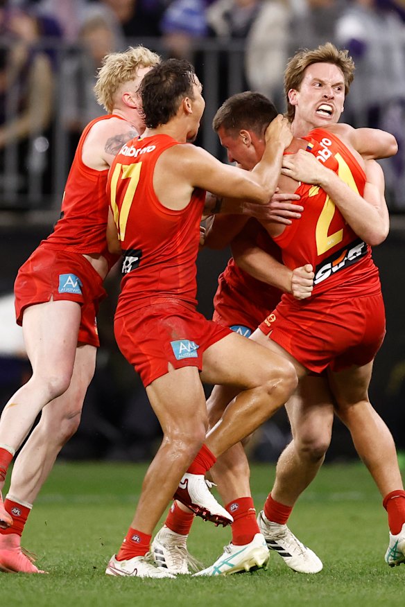 David Swallow was mobbed by his Suns teammates after the behind that won their way through to the semi-finals.