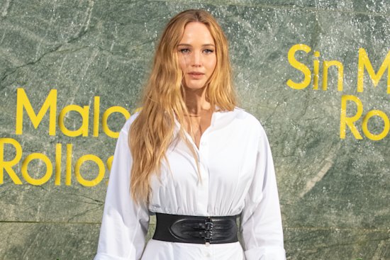 Jennifer Lawrence shows how to
wear a trophy belt.