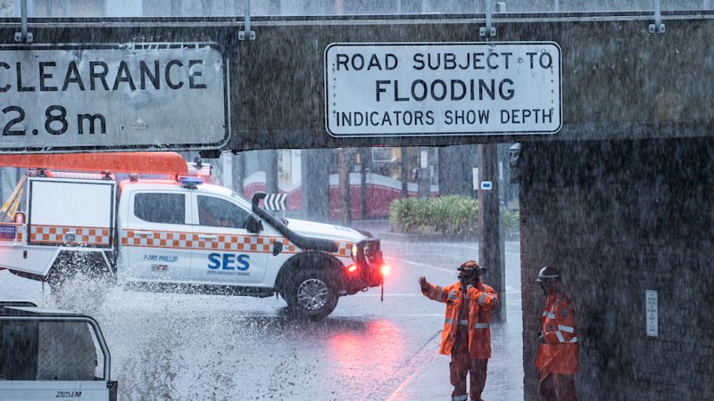 Melbourne weather as it happened: Delays at airport after deluge, widespread power outages, building damage, roads flooded; Emergency warnings ease