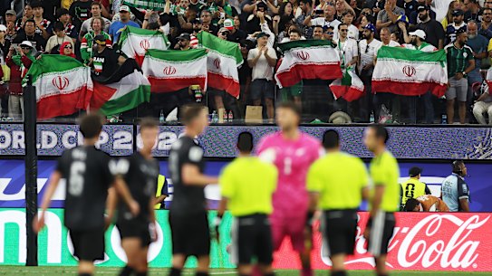Torcedores iranianos mostram seu apoio durante a partida da Copa do Mundo entre Nova Zelândia e Irã, em Los Angeles
