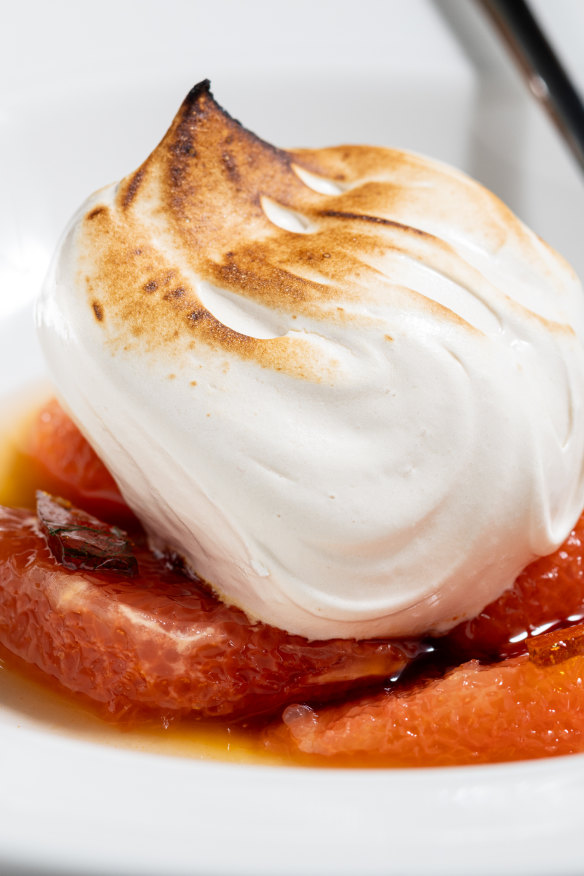 Meringue with grapefruit caramel.