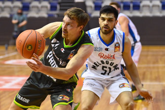 Ryan Broekhoff scored 21 points to lead South East Melbourne Phoenix to a comeback win over Melbourne United in their NBL Blitz match on Sunday. 