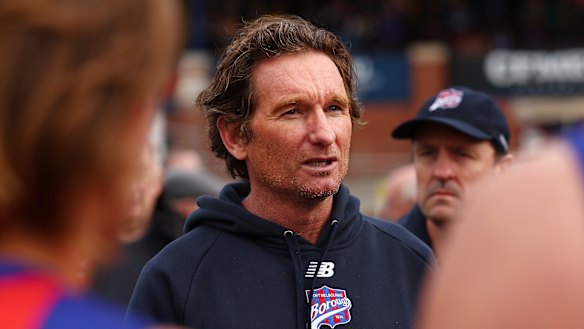 James Hird é o diretor de treinamento do clube VFL Port Melbourne.