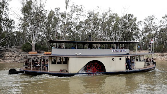 Paddlesteamers have to negotiate a variety of natural and manmade obstacles on the river.