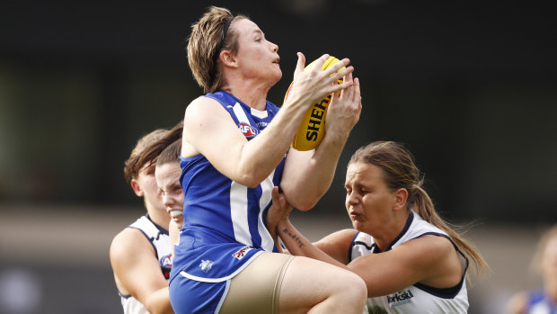 Jess Duffin flies for North Melbourne.