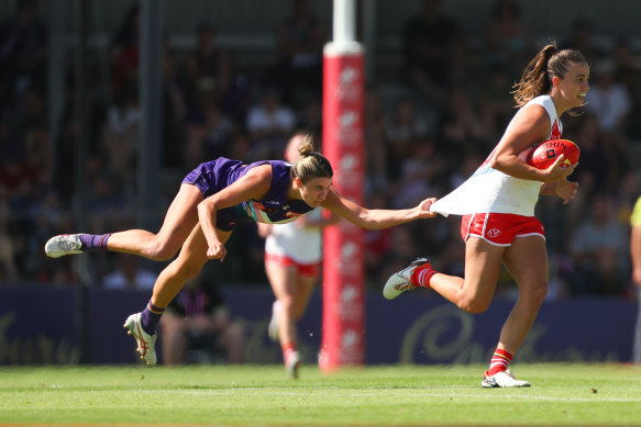 Chloe Molloy can’t be stopped by Fremantle’s Emma O’Driscoll.