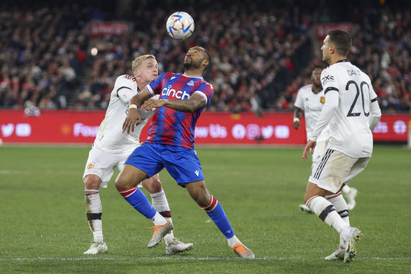 Crystal Palace’s Jordan Ayew and Manchester United’s Donny ven de Beek.