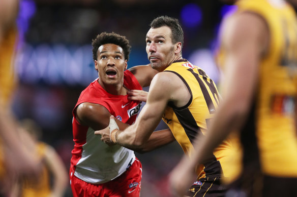 Swans big man Joel Amartey grapples with Hawks ruckman Jon Ceglar in the ruck. 