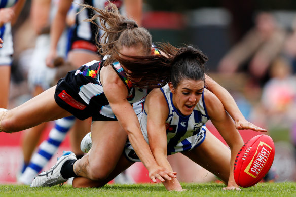 Mikala Cann of the Magpies and Erika O’Shea of the Kangaroos compete for the ball. 