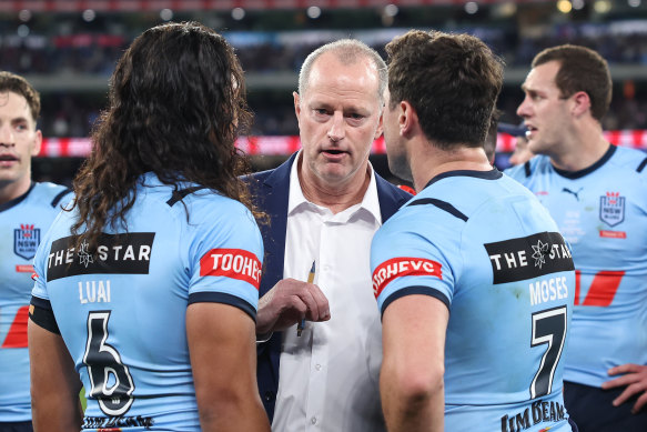 Blues coach Michael Maguire talks to Jarome Luai and Mitchell Moses at half-time of Origin II after rushing to the sideline.