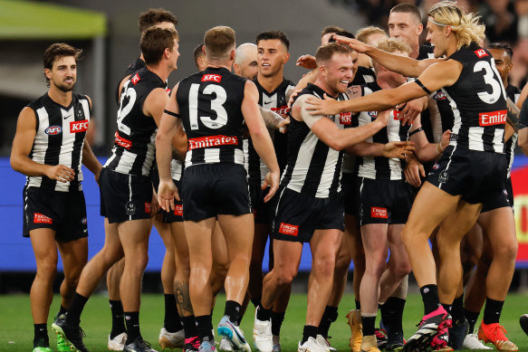 Collingwood celebrates Tom Mitchell’s goal.