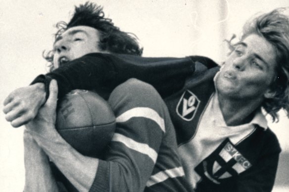Trevor Barker (right) competing in the late ’70s against Bulldogs champion Kelvin Templeton.