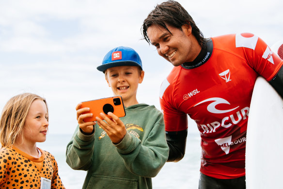 O’Leary with a couple of young fans at Bells Beach.