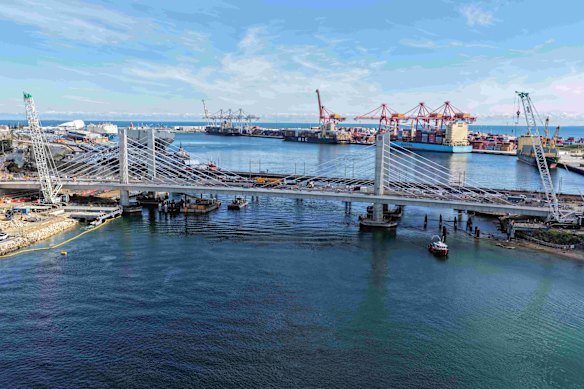 The new Fremantle Traffic Bridge is progressing ahead of schedule, with the project on track to fully open to road users this year.