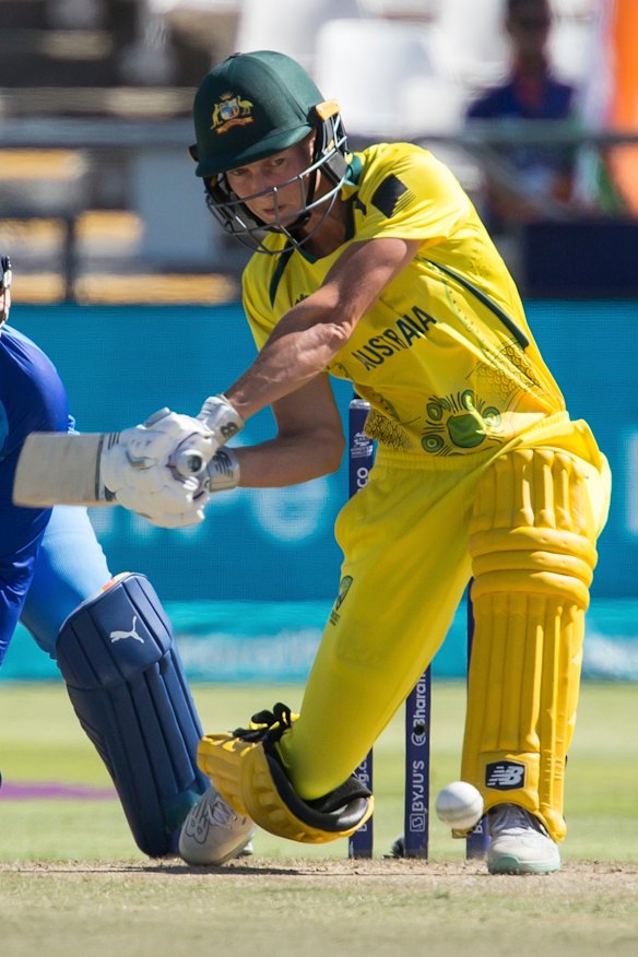 Meg Lanning takes on the India attack.