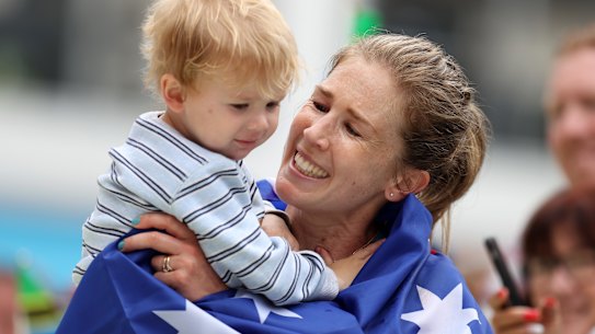 Jess Stenson celebrates with her daughter after winning gold