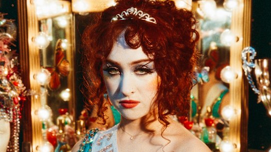 낭만적이고 씁쓸하며 재미있는 Chappell Roan의 The Rise and Fall of a Midwest Princess.