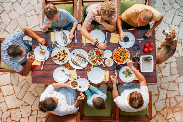 There is evidence that people who eat together tend to have healthier diets. 