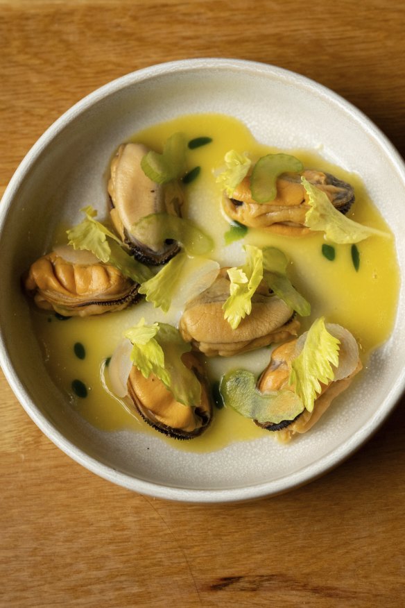 Mussels stuffed with celery and apple.
