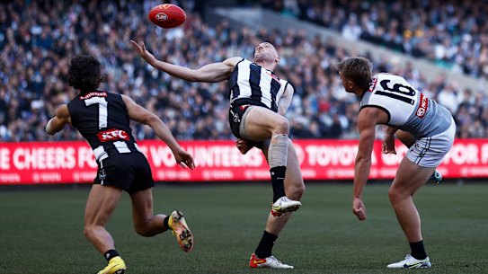 Darcy Cameron juggles a grab.