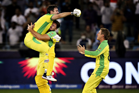 Marsh celebrates the 2021 T20 World Cup victory with Marcus Stoinis and Adam Zampa.