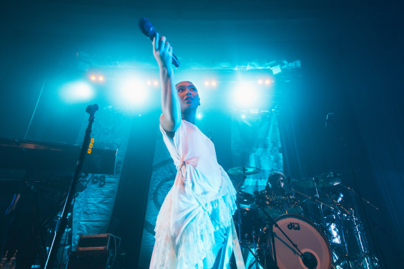 The crowd matches her word for word. 