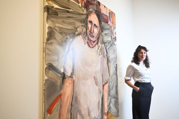 Laura Jones with her Archibald Prize-winning portrait of Tim Winton. 