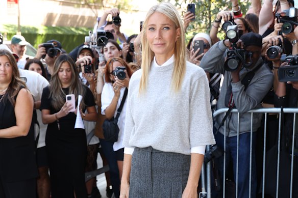 9월 뉴욕 패션 위크에서 마이클 코어스 니트 탑을 입은 기네스 팰트로.