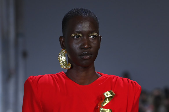 Models at Mariam Seddiq wore one earring.