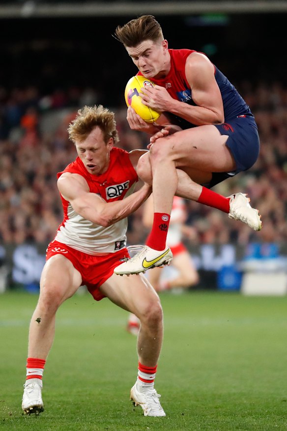 Bayley Fritsch marks the ball over Callum Mills.