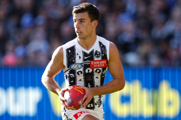 Magpies lead as Crows attempt last term comeback