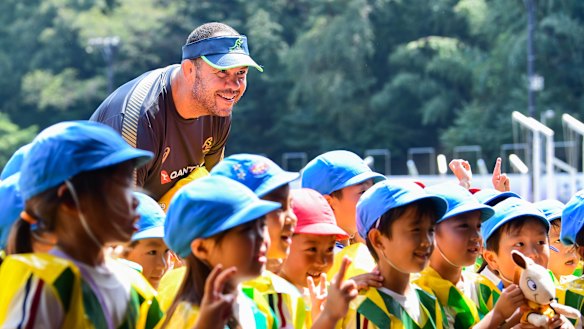 Cheika meets local schoolchildren in Odawara.