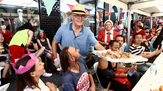 Malcolm Turnbull offered a helping hand at the annual Wayside Chapel Christmas lunch.