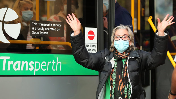 A woman arrives at a Perth hotel to begin her quarantine.