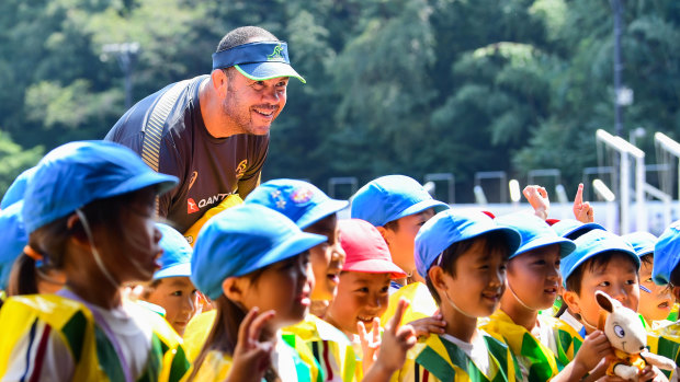 Cheika meets local schoolchildren in Odawara.