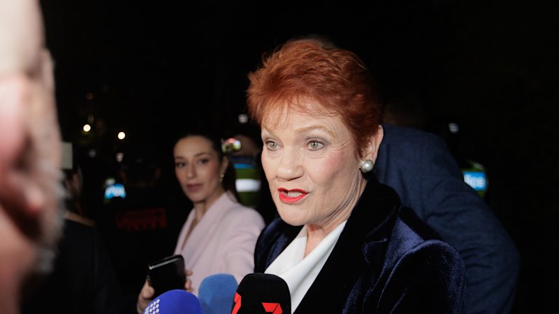Hanson pledges to work with Coalition in Victoria as protesters target moved fundraiser