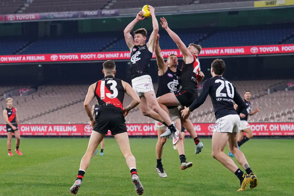 Sam Walsh takes a mark during Carlton's one-point win over Essendon. 