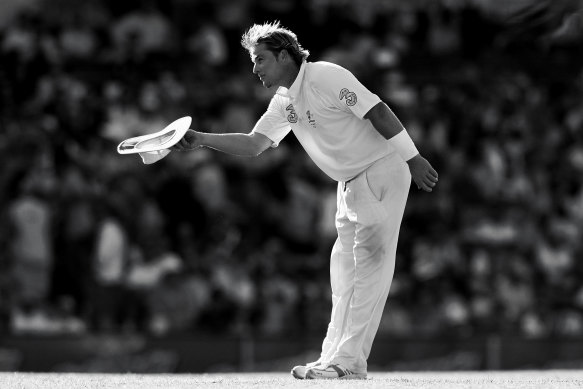 Shane Warne bows to the crowd at the end of day three of the fifth Ashes Test at the Sydney Cricket Ground on January 4, 2007.