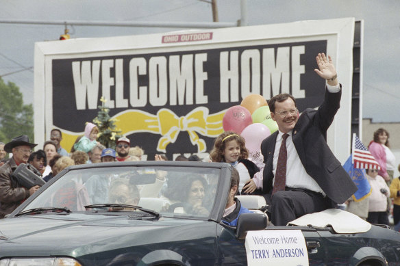 Terry Anderson waves to the crowd in Lorain, Ohio, 1992.
