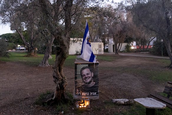 Uma foto de um residente do Kibutz Kfar Aza que foi morto durante o ataque de 2023.