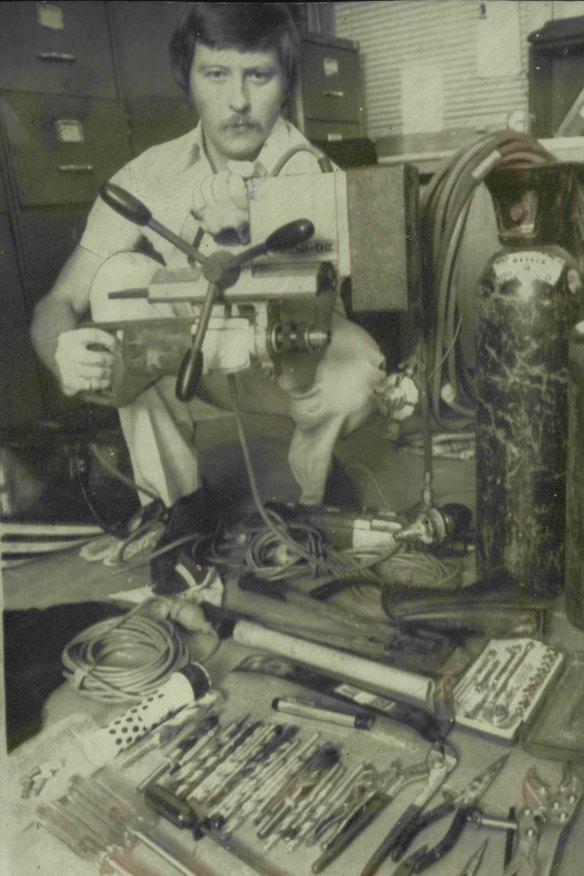 Senior Detective Dave Duggan with the drill stand and other safe-breaking equipment left behind by the Magnetic Drill Gang after a robbery in 1978. 