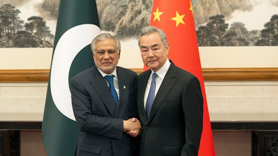 Il ministro degli Esteri cinese Wang Yi, a destra, posa per una foto con il vice primo ministro e ministro degli Esteri pakistano Mohammad Ishaq Dar a Pechino.