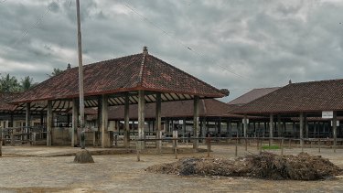 Bali'nin en büyüğü olan Beringkit canlı hayvan pazarı, ayak ve ağız salgını sırasında kapatıldı.