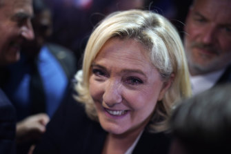 法國極右翼領導人瑪麗娜·勒龐在法國南部佩皮尼昂舉行的競選集會上微笑。