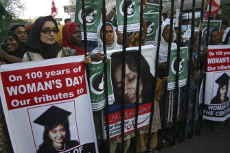 파키스탄 카라치에서 2010년 2월 2건의 살인 미수 혐의로 유죄 판결을 받은 Aafia Siddiqui의 석방을 요구하는 시위.