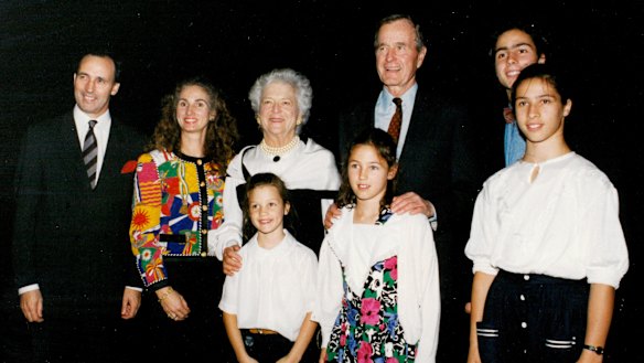 Paul Keating with Anita Keating, Barbara Bush, George HW Bush, and the Keating children.