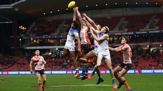 A pack flies for the ball at Spotless Stadium.