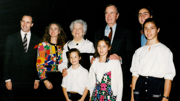 Paul Keating with Anita Keating, Barbara Bush, George HW Bush, and the Keating children.